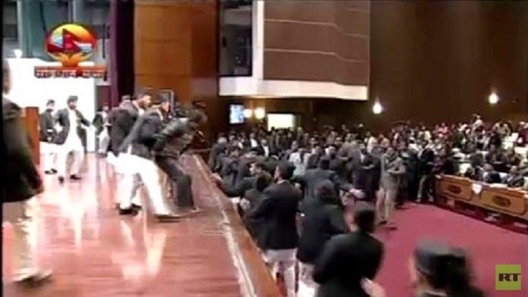 بالفيديو من النيبال.. معركة حامية الوطيس داخل البرلمان 