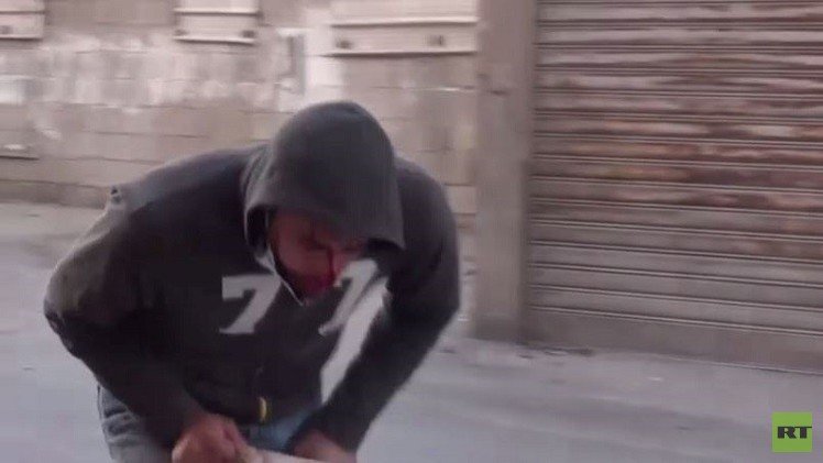 بالفيديو من البحرين.. متظاهر يتلقى إصابة مباشرة في الرأس بقنبلة غاز (18+)