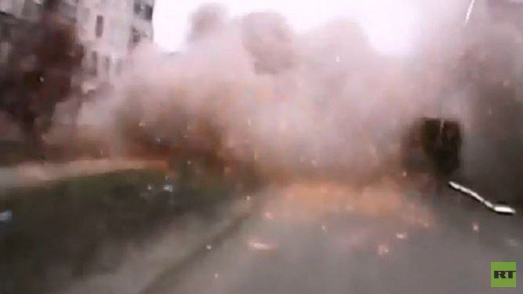 بالفيديو... مصور ينجو بأعجوبة من قصف مدينة ماريوبل في أوكرانيا