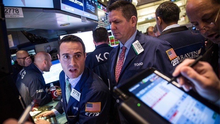 المؤشرات الأمريكية تتراجع بالرغم من صدور بيانات إيجابية حول البطالة 