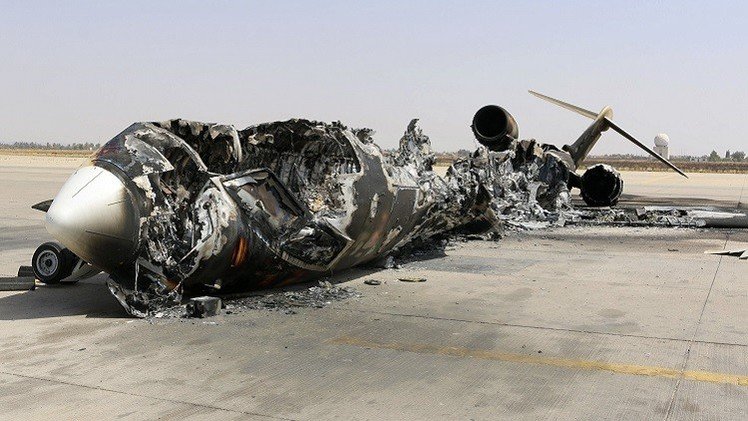 انفجار طائرة في طرابلس ومقتل جندي في بنغازي