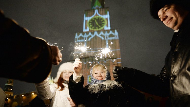 إحدى العائلات تحتفل بحلول العام الجديد في موسكو