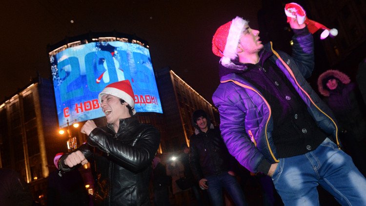 شابان يحتفلان برأس السنة في الساحة الحمراء وسط  موسكو