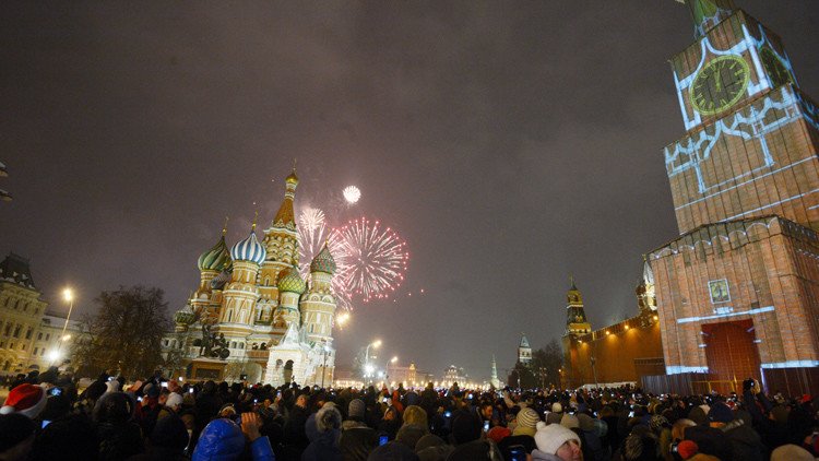 ألعاب نارية تضيء سماء موسكو في احتفالات برأس السنة بالساحة الحمراء 