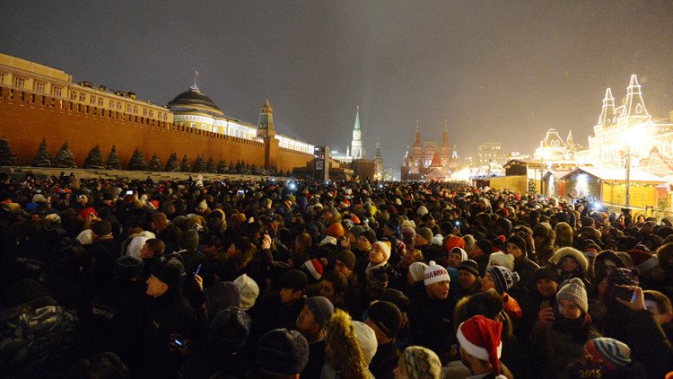 مواطنون روس وسياح يحتشدون في الساحة الحمراء وسط موسكو للاحتفال بالعام الجديد