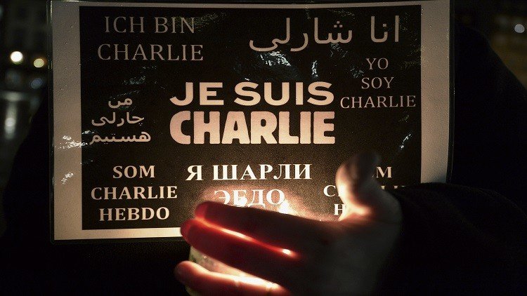 شعار أنا شارلي يوم أمس خلال مسيرة ضخمة شهدتها باريس تضامنا مع ضحايا الهجوم