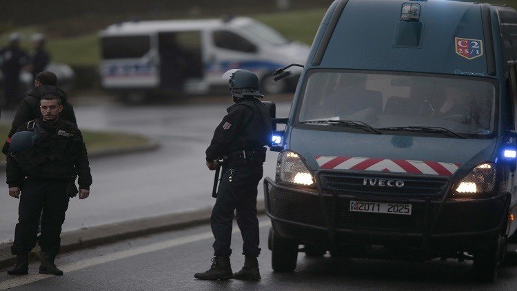 الشرطة الفرنسية بالقرب من المطبعة التي تحصن فيها المشتبه بهما في بلدة دامارتين