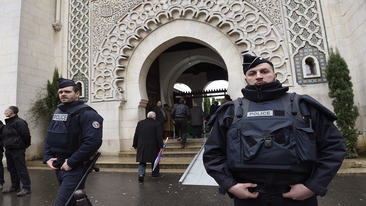 الشرطة الفرنسية تحرس أحد المساجد في باريس