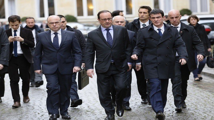 الرئيس الفرنسي يغادر وزارة الداخلية بعد إطلاعه على تفاصيل محاصرة المشتبه بهما