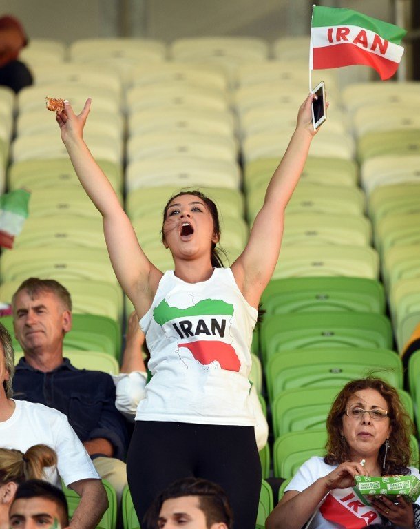مشجعة إيرانية تهتف لفريقها قبل المباراة ضد البحرين في كأس آسيا 