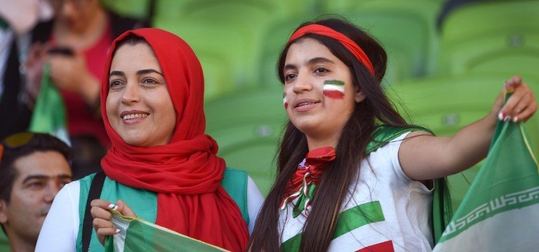 المشجعات الإيرانيات يرفعن علم بلادهن في كأس آسيا