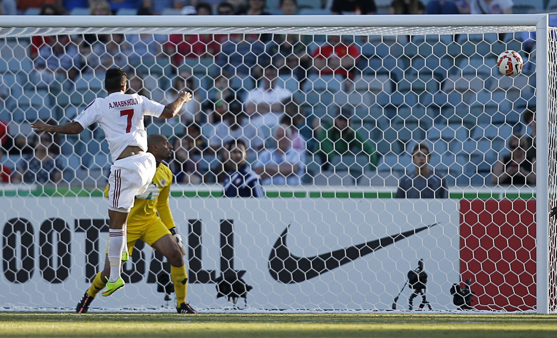 الأبيض الإماراتي أول منتخب عربي يبلغ ربع نهائي كأس آسيا