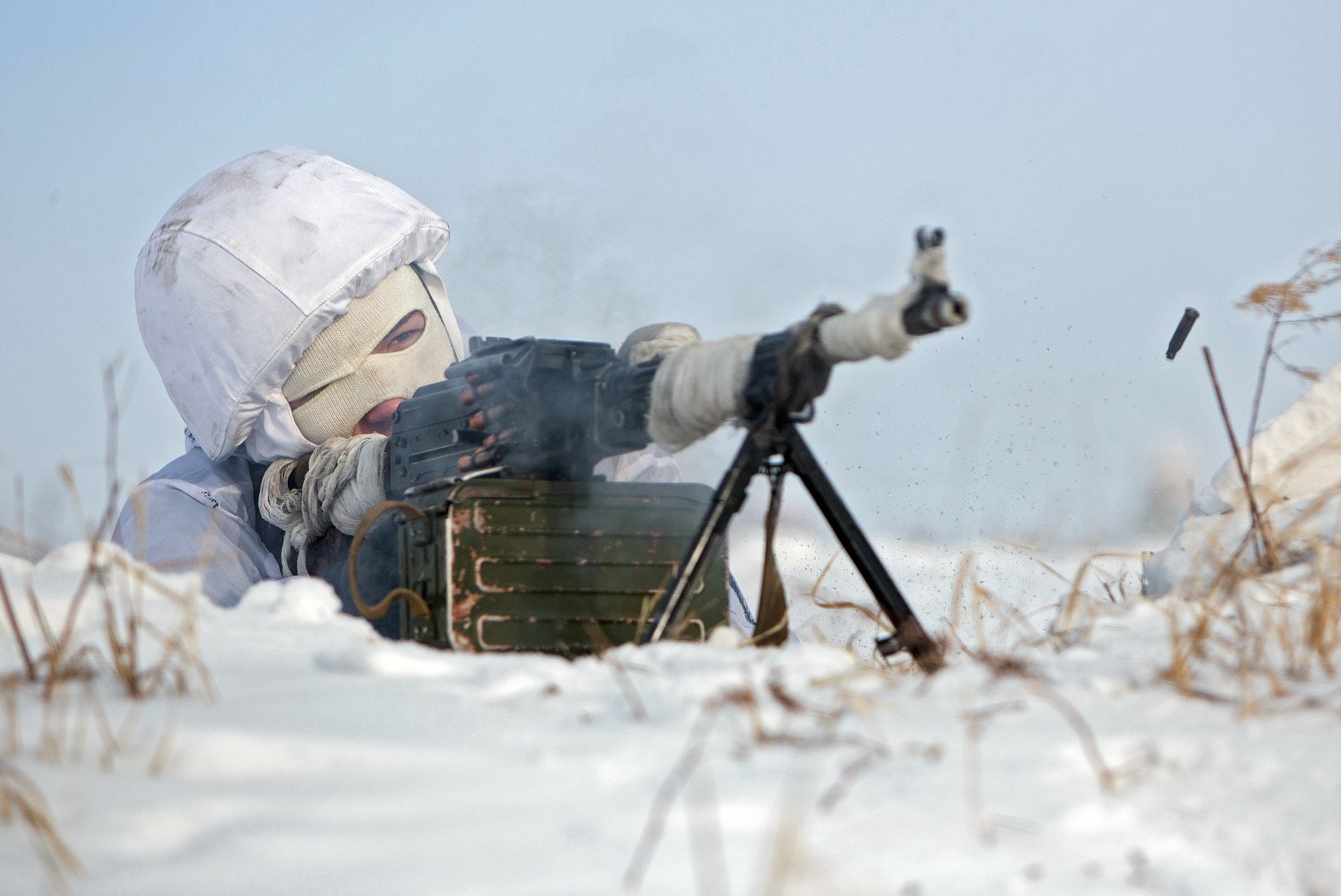 طالب ضابط من الكلية العليا أثناء التدرب في ظروف المنطقة الشمالية القطبية