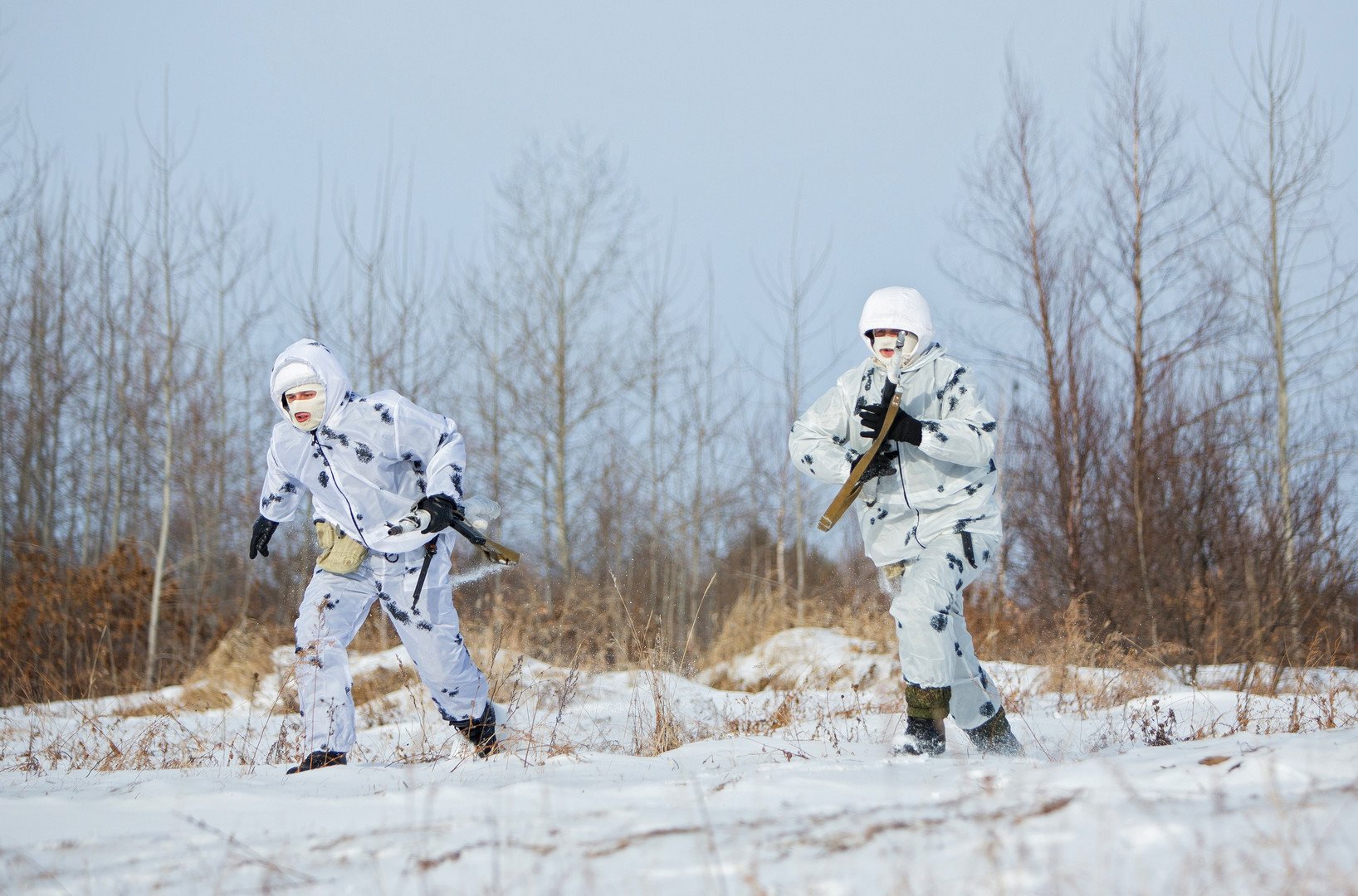 طالبان من الكلية العسكرية العليا أثناء التدريب في مناطق أقصى الشمال الروسي