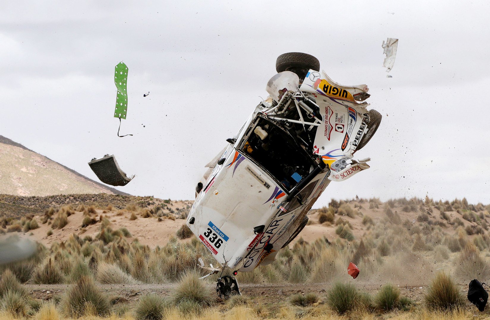  تحطم سيارة الأرجنتينييْن مانويل سيلفا وبابلو سيسترنا "مرسيدس" خلال المرحلة الـ 7 من سباق رالي داكار