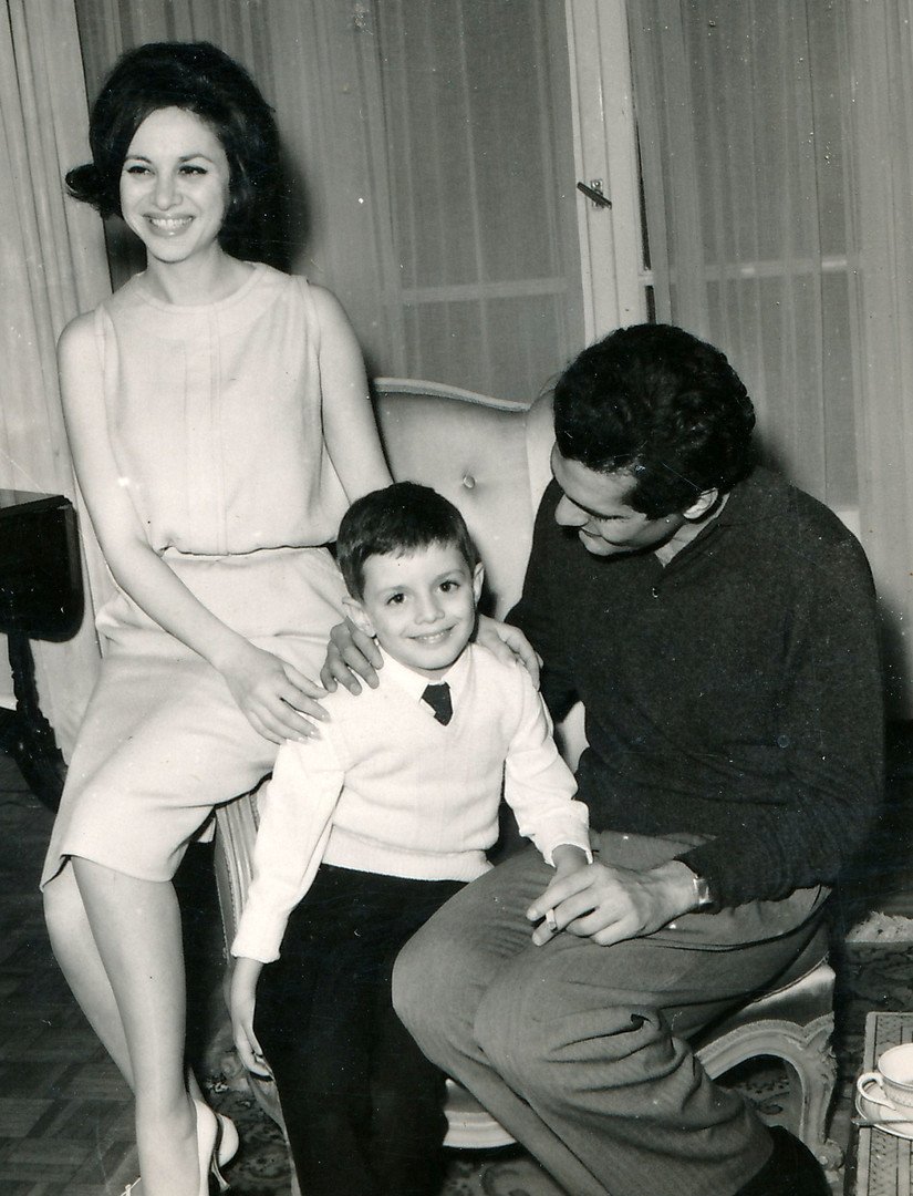 صورة تجمع بين الراحلة فاتن حمامة وزوجها الممثل العالمي عمر الشريف مع ابنهما طارق عام 1962  