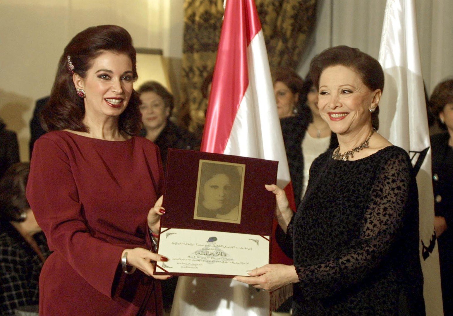  فاتن حمامة تتسلم أول جائزة للمرأة العربية من نازك الحريري في قصر الحريري، بيروت، 30 يناير 2001