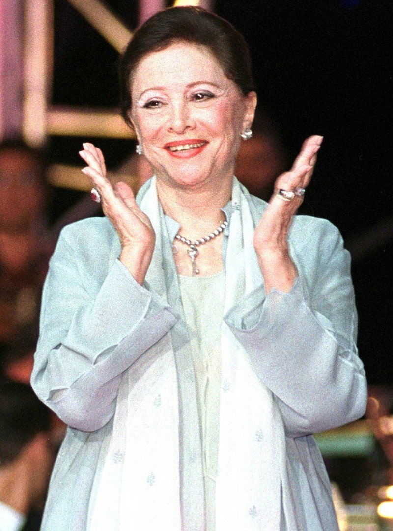  فاتن حمامة تحيي الجماهير لحصولها على جائزة عام 2001 بالإسكندرية في افتتاح مهرجان السينما الدولي   