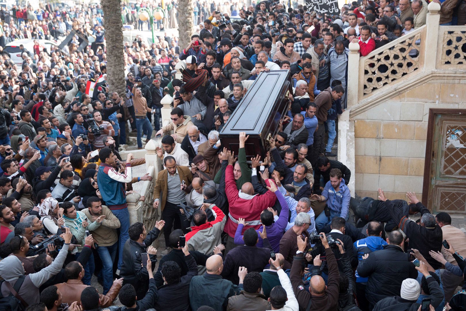  المُشيّعون يحملون نعش الممثلة المصرية فاتن حمامة خلال جنازتها في 18 يناير 2015 من مدينة 6 أكتوبر 