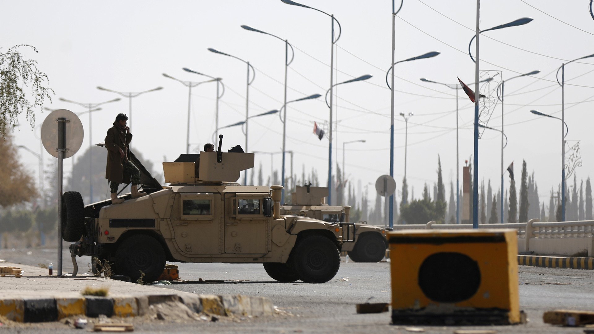 مدرعة عسكرية تغلق الطريق إلى القصر الرئاسي في صنعاء