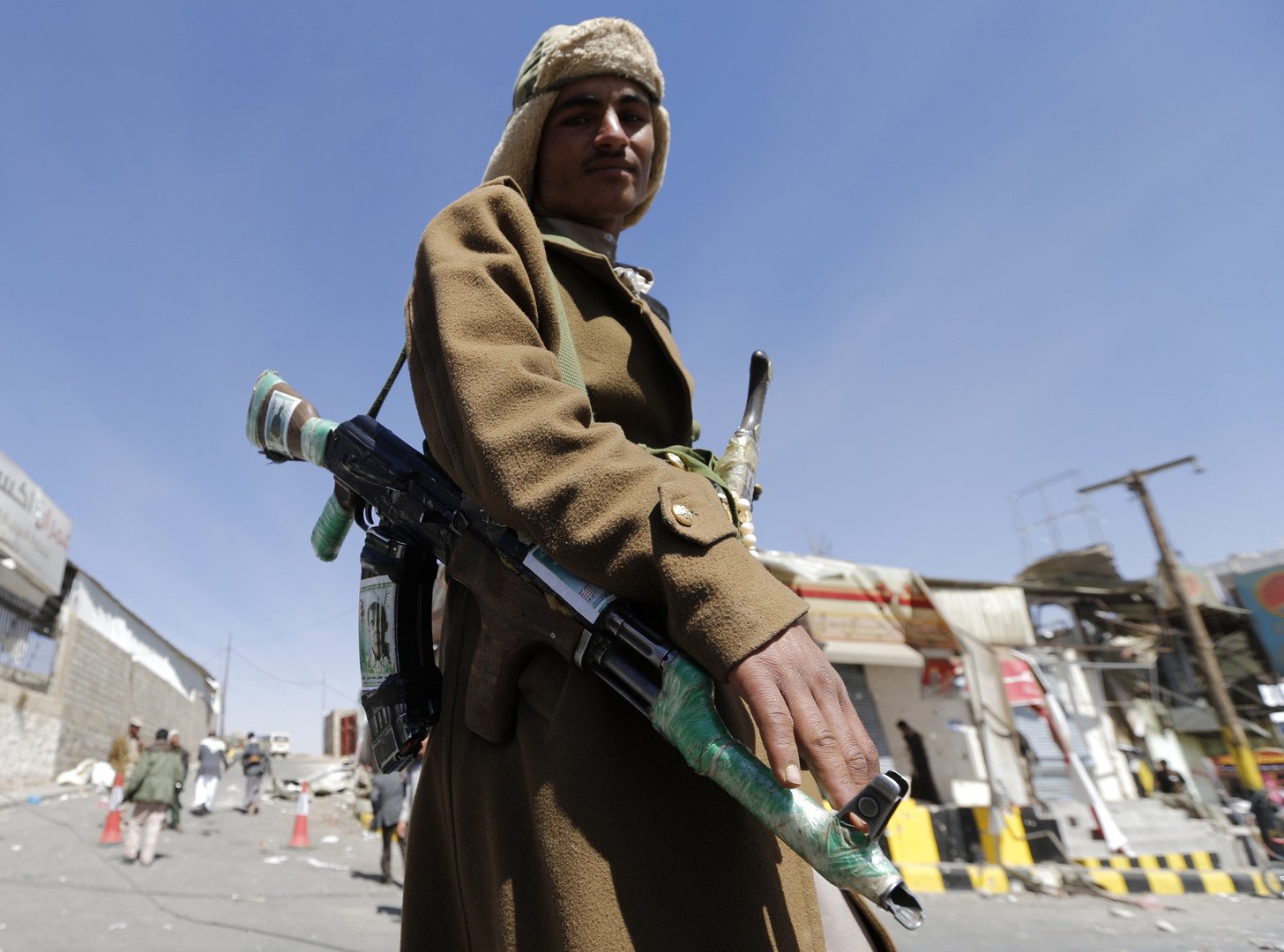 مقاتل حوثي عند نقطة الحرس الرئاسي