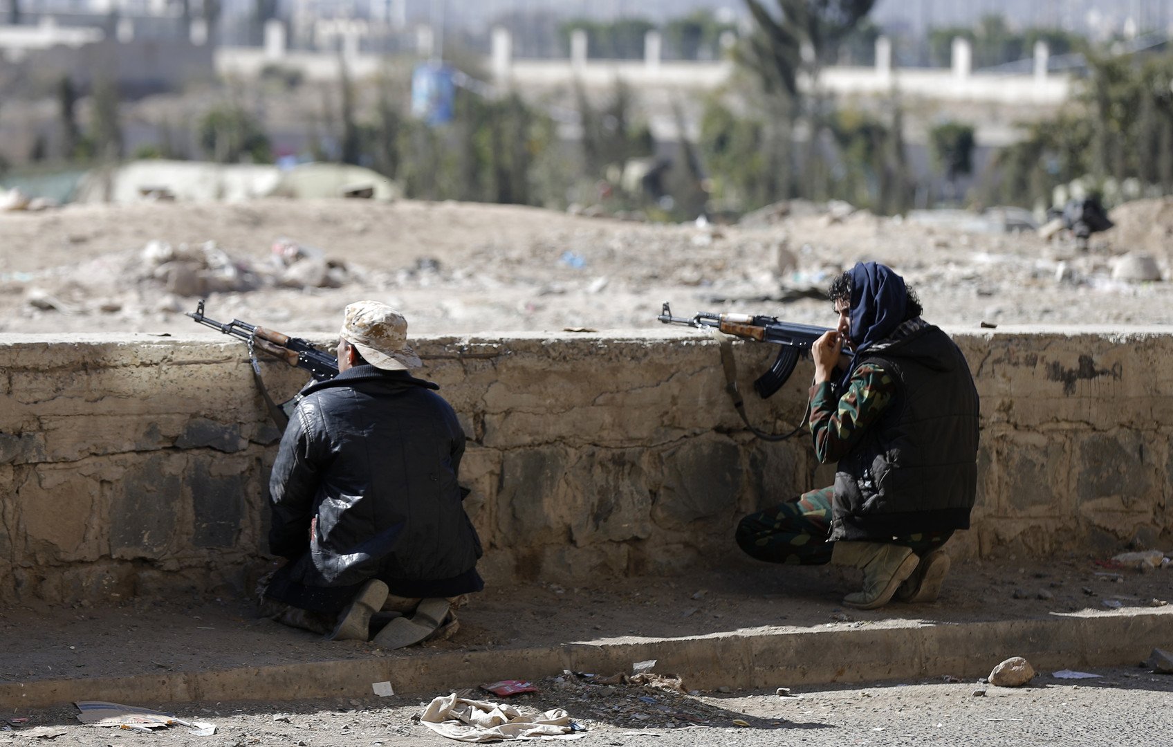 مقاتلون حوثيون يتخذون مواقعهم أثناء الهجوم على القصر الرئاسي