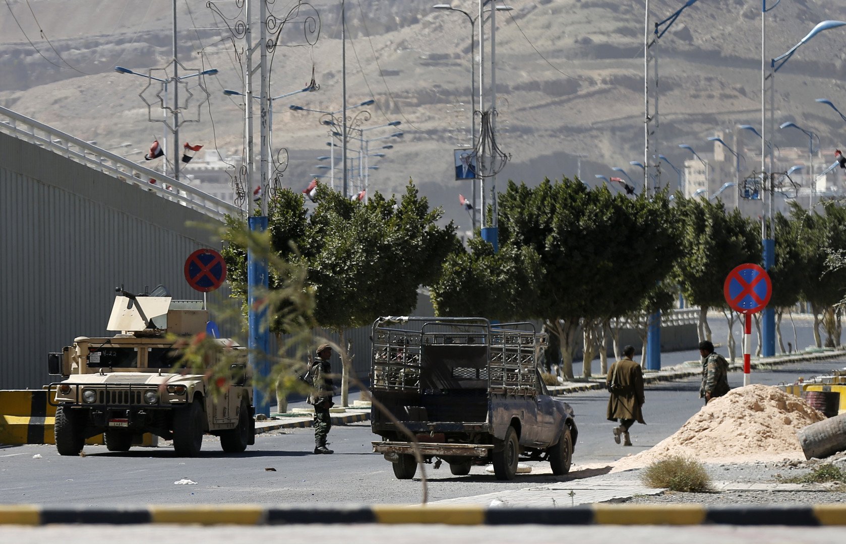 قوات من الحرس الرئاسي تغلق الطرق المؤدية إلى القصر