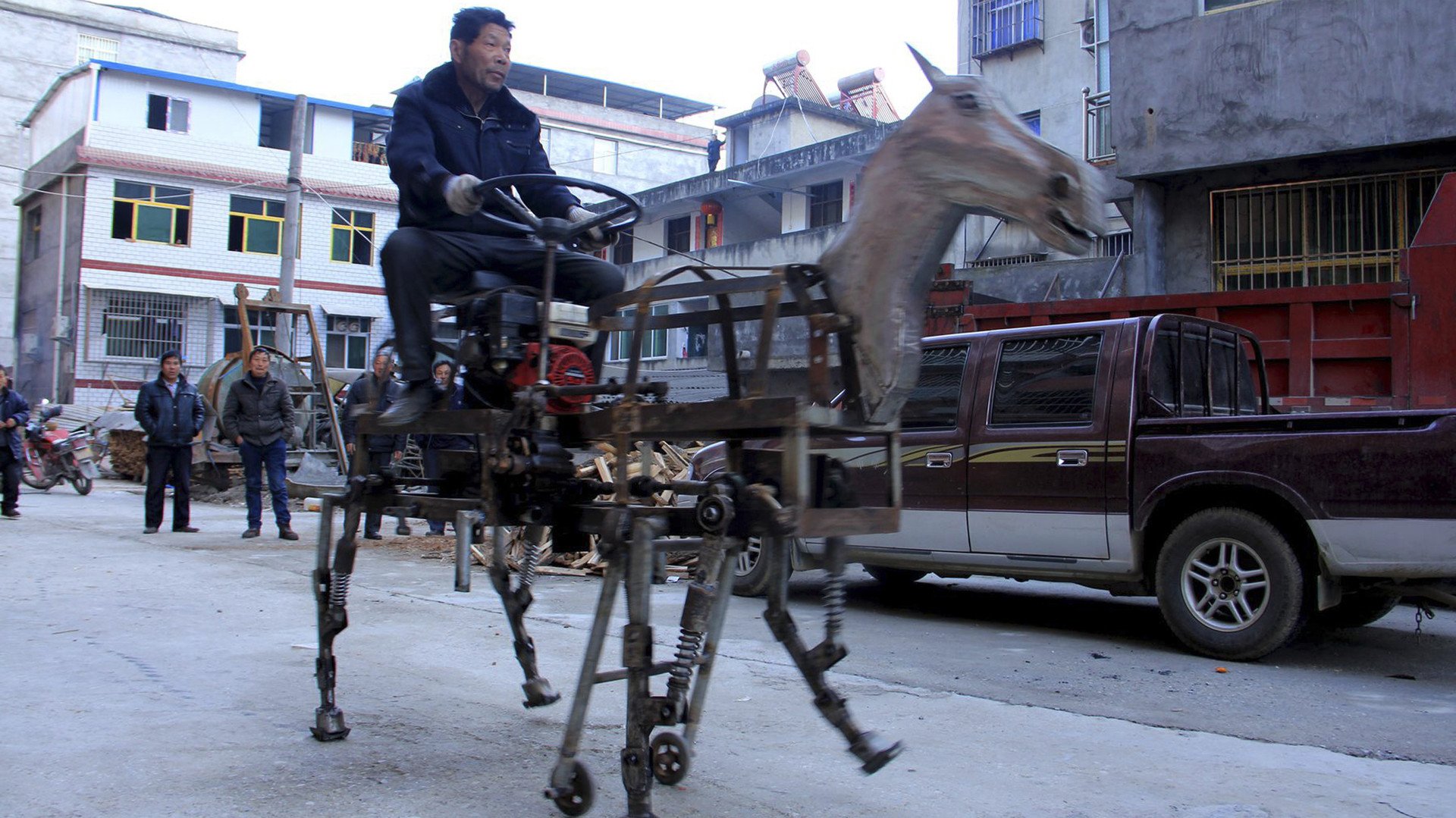 مزارع صيني على ظهر حصانه المصنوع يدويا في شوارع مدينة شيان ، 18 يناير/كانون الثاني 2015  