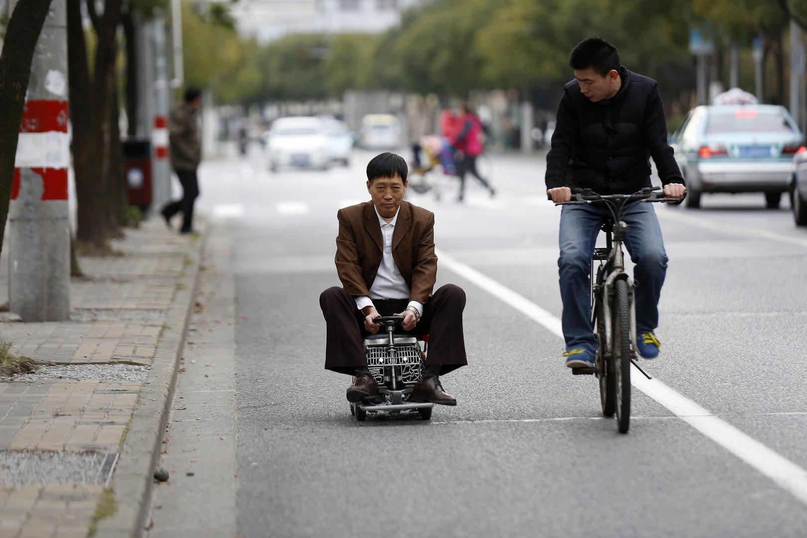 دراجة نارية مصغرة صنعها الصيني خو غيون البالغ من العمر 60 عاما، 9 ديسمبر/كانون الأول 2014 