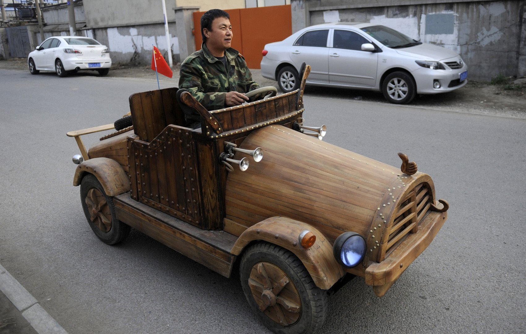 ليو فولونغ يختبر مركبته الكهربائية الخشبية المصنوعة يدويا في مقاطعة لياونينغ الصينية، 30 أكتوبر 2014