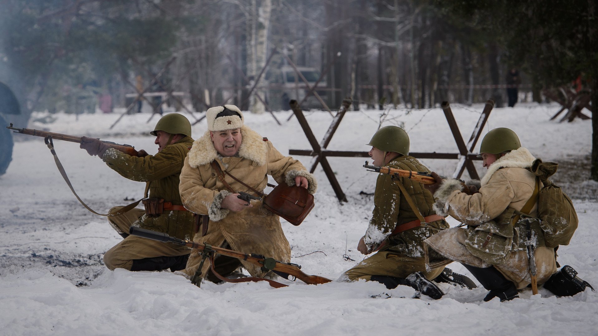 المشاركون في التمثيل التاريخي لفك الحصار عن لينينغراد بمعركة "سيستروريتسك
