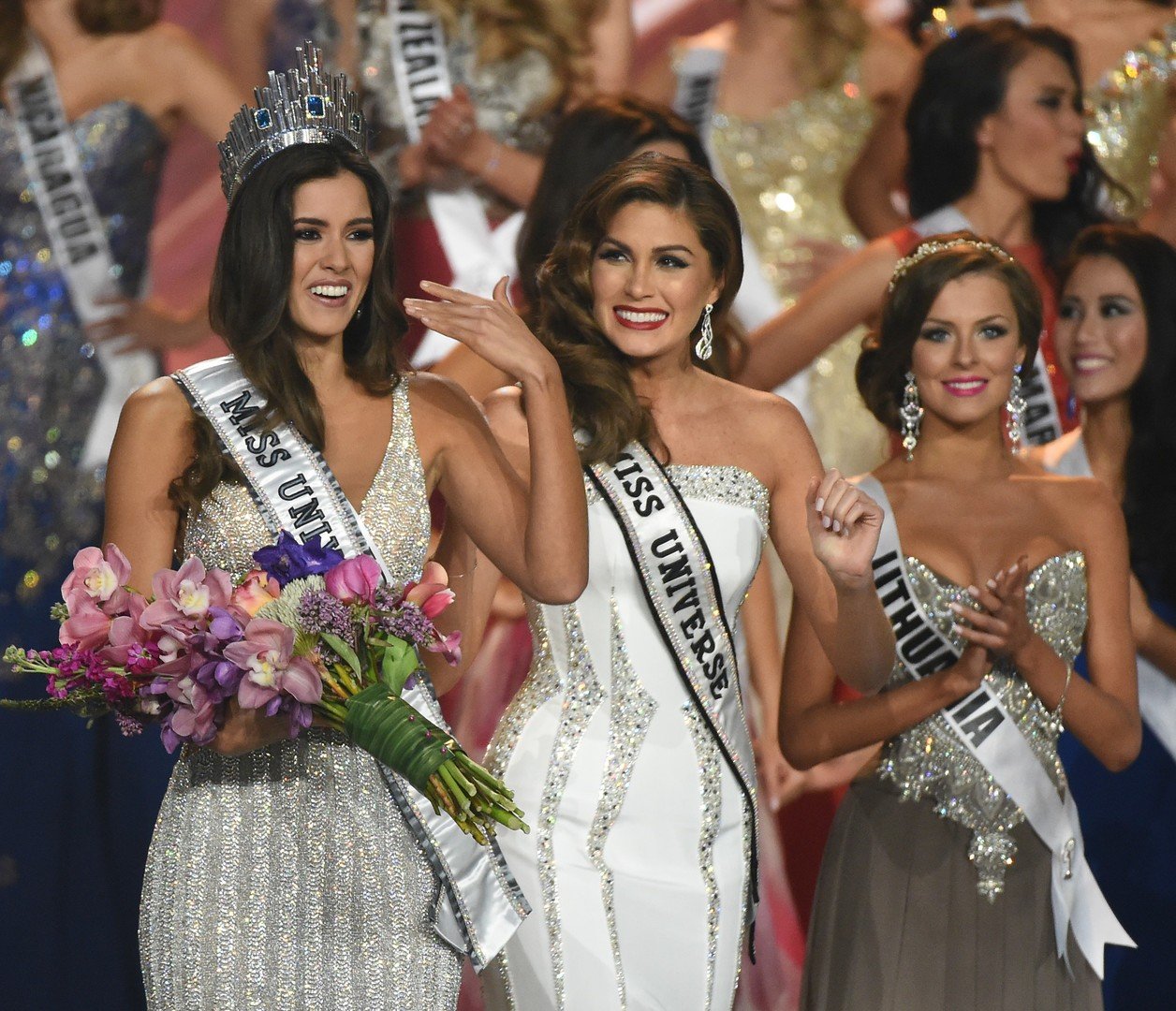 الكولومبية بولينا فيغا تتوج بلقب ملكة جمال الكون لعام 2014