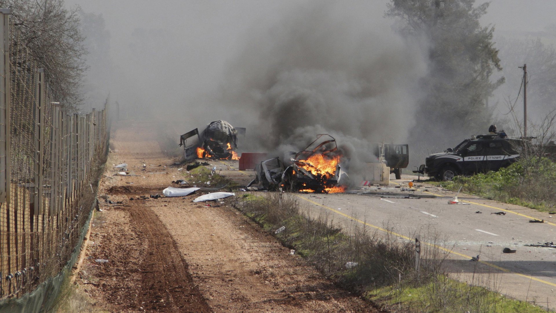 سيارات محترقة على الحدود الاسرائيلية مع لبنان بالقرب من قرية الغجر، 28 يناير/كانون الثاني 2015   