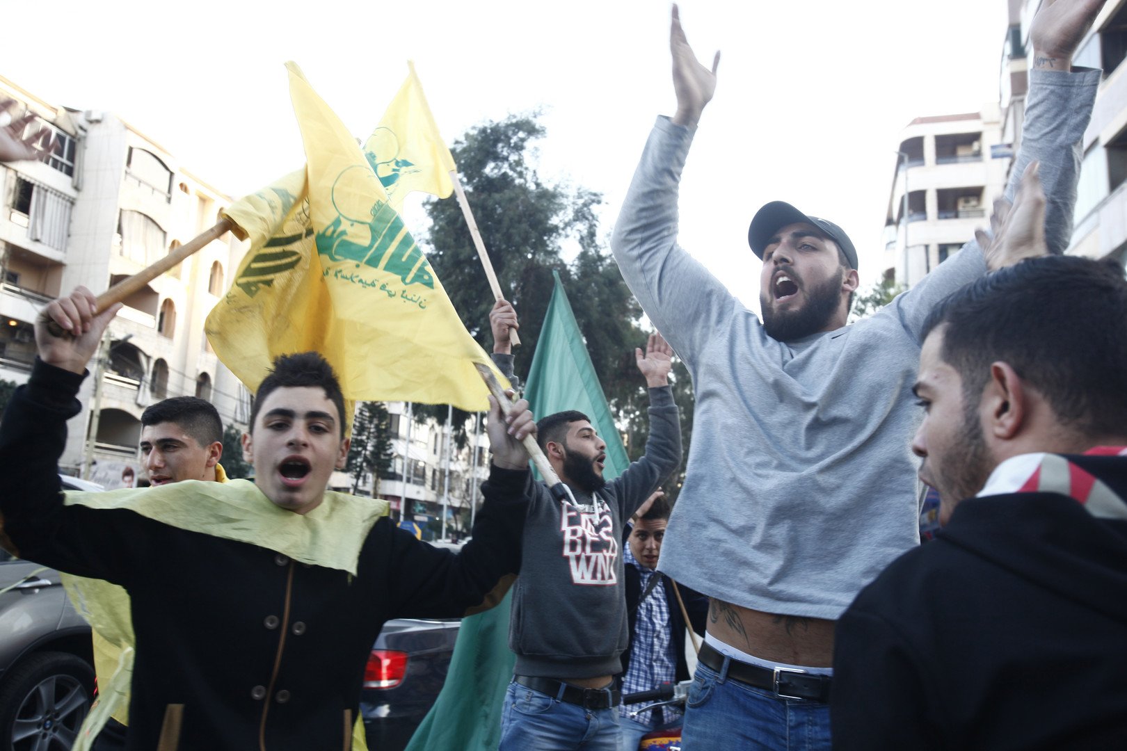 أنصار حزب الله يحتفلون في بيروت بإطلاق صواريخ حزبهم على إسرائيل، 28 يناير 2015