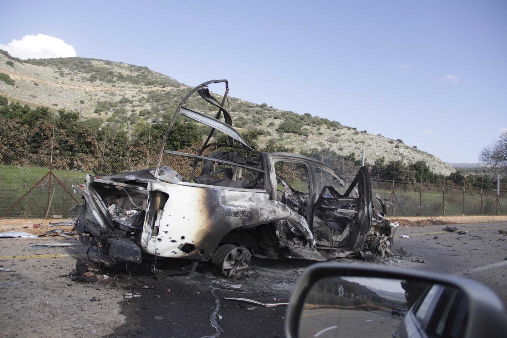  سيارات محترقة على الحدود الاسرائيلية مع لبنان بالقرب من قرية الغجر، 28 يناير/كانون الثاني 2015 