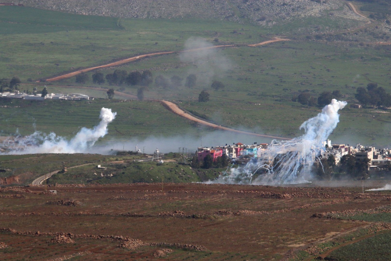 أعمدة دخان متصاعدة نتيجة قذائف اسرائيلية على منطقة الوزاني جنوب لبنان، 28 يناير 2015