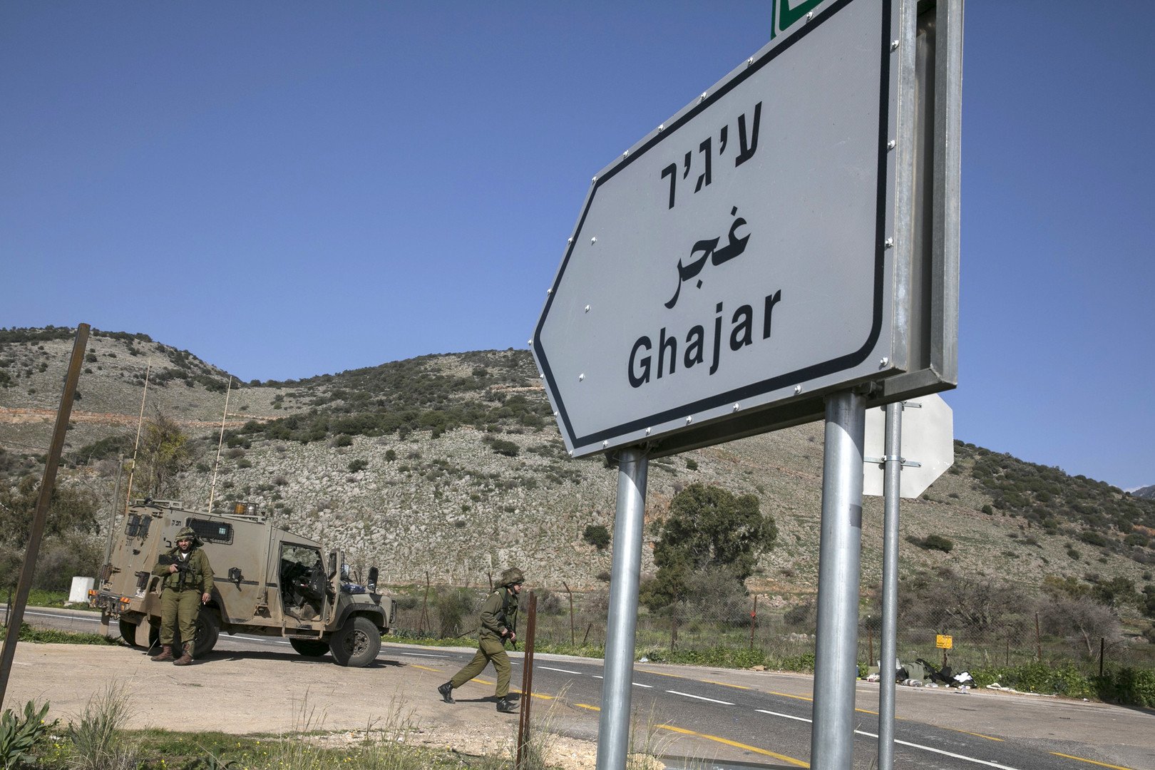 جنود اسرائيليون بالقرب من لوحة تشير إلى قرية الغجر على الحدود الاسرائيلية اللبنانية، 28 يناير 2015