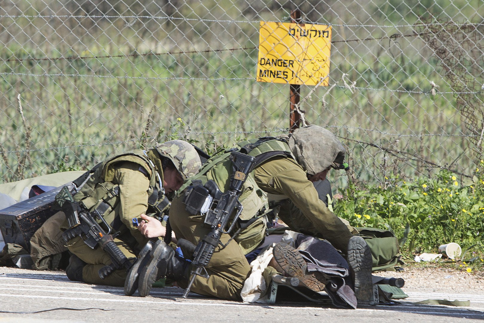  جنود اسرائيليون يحاولون اسعاف جندي مصاب نتيجة قصف حزب الله على حدود اسرائيل مع لبنان 28 يناير 2015