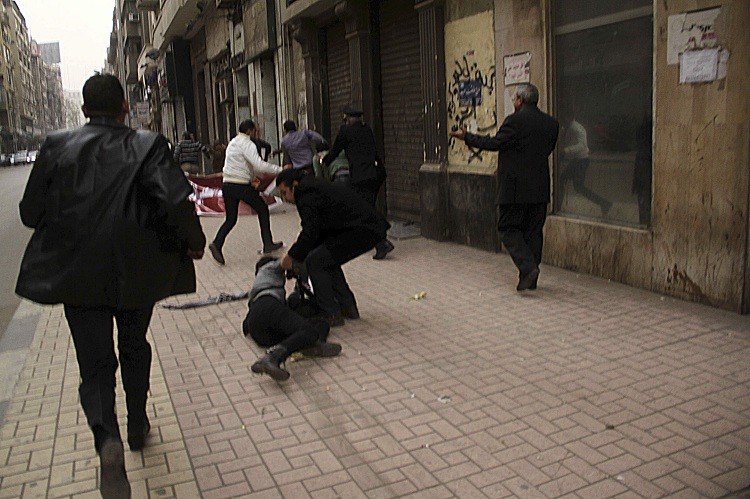 وقفة احتجاجية نسوية بالقاهرة تطالب بالتحقيق في مقتل ناشطة 