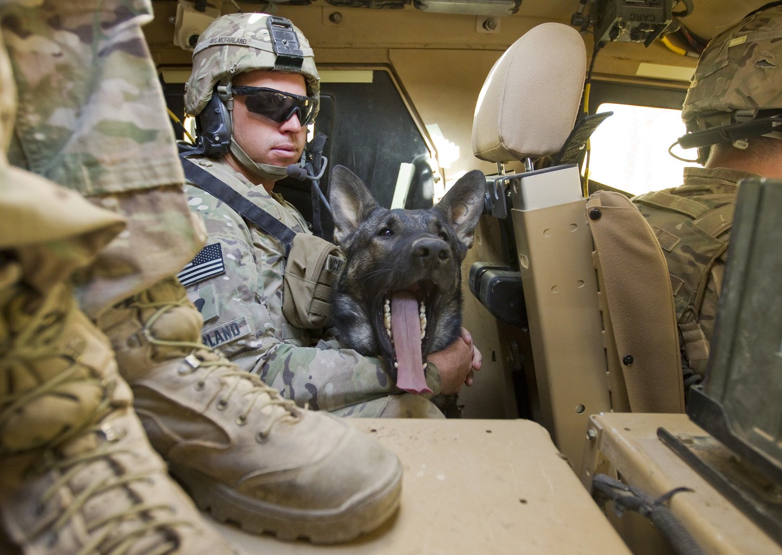 كلب بوليسي مع أحد الخبراء العسكريين في الجيش الأمريكي، جنوب أفغانستان، 26 مايو 2012