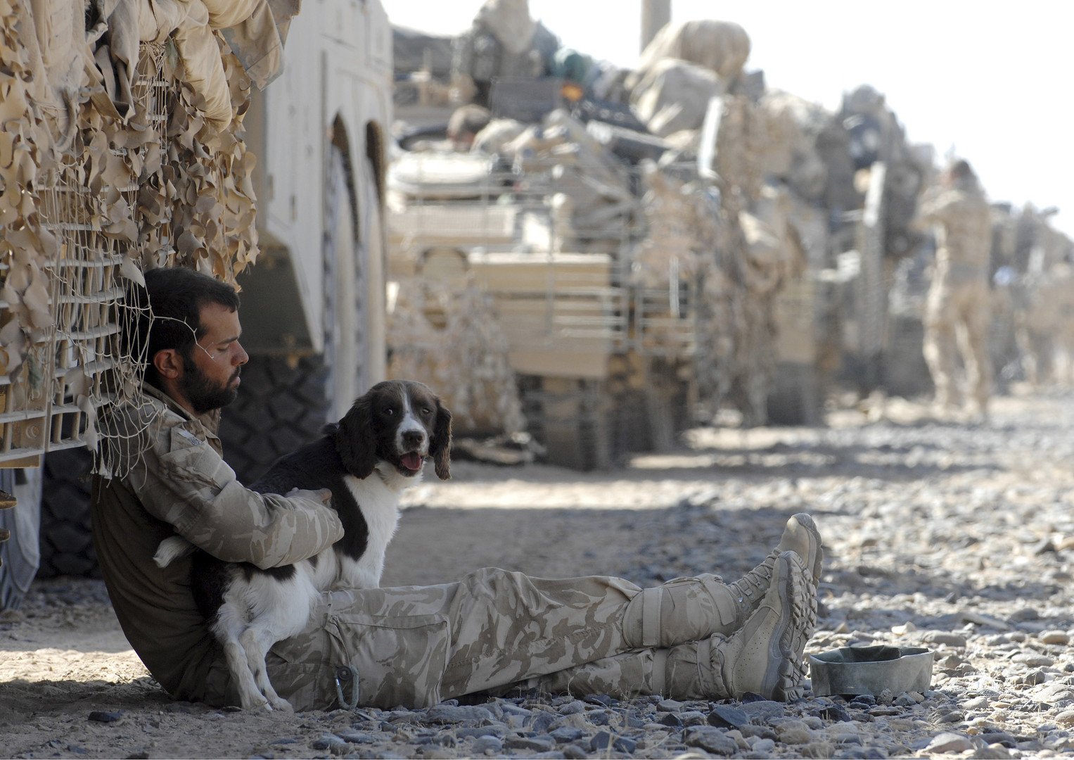 جندي أمريكي يستريح مع كلبه المخصص لأغراض البحث، أفغانستان، 13 نوفمبر 2007