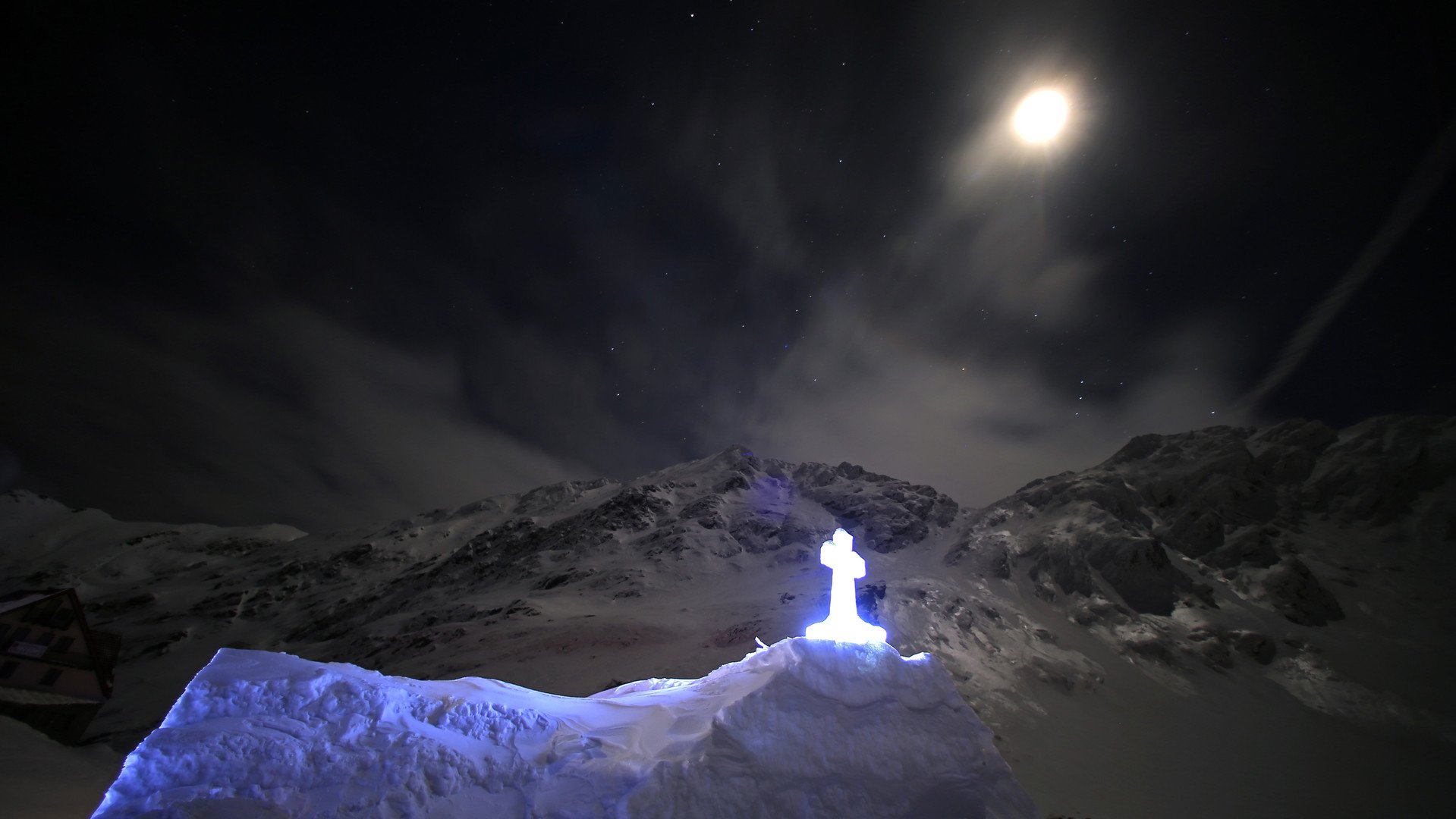 كنيسة الجليد على جبال فاغاراس في ضوء القمر، 29 يناير/كانون الثاني 2015