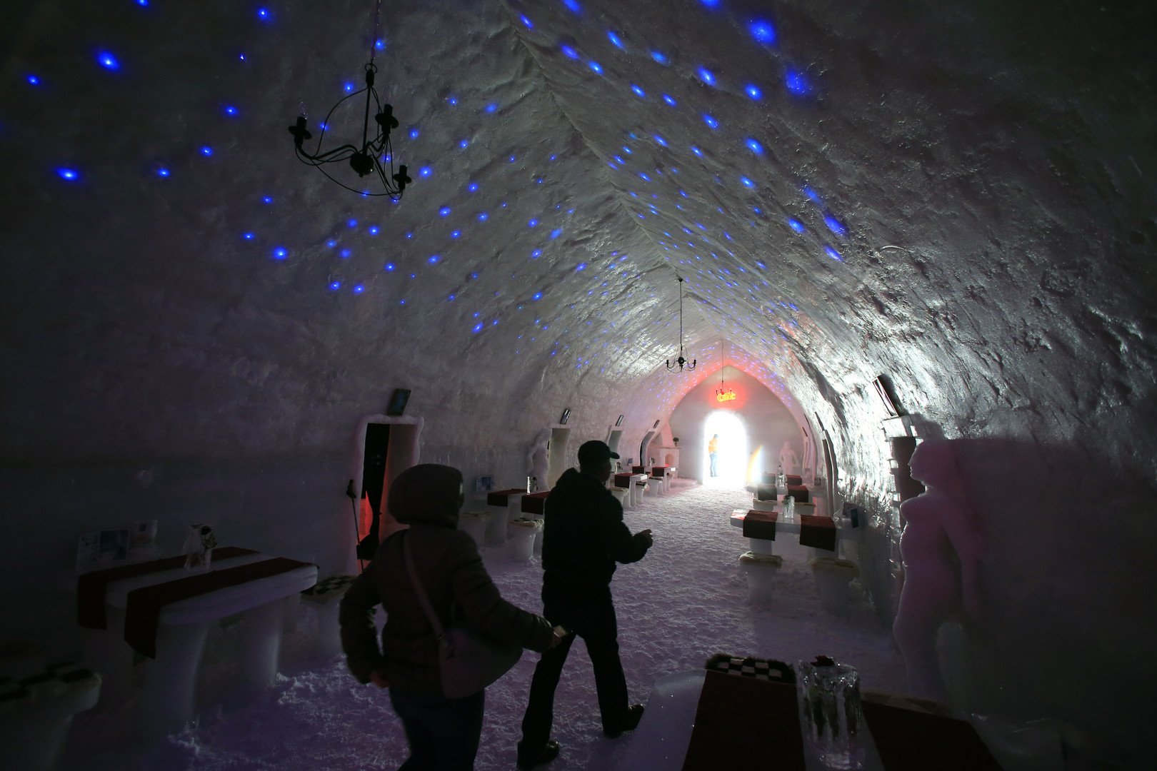 زوار منتجع باليا لاك داخل كنيسة الجليد على جبال فاراغاس، رومانيا، 29 يناير/كانون الثاني 2015 