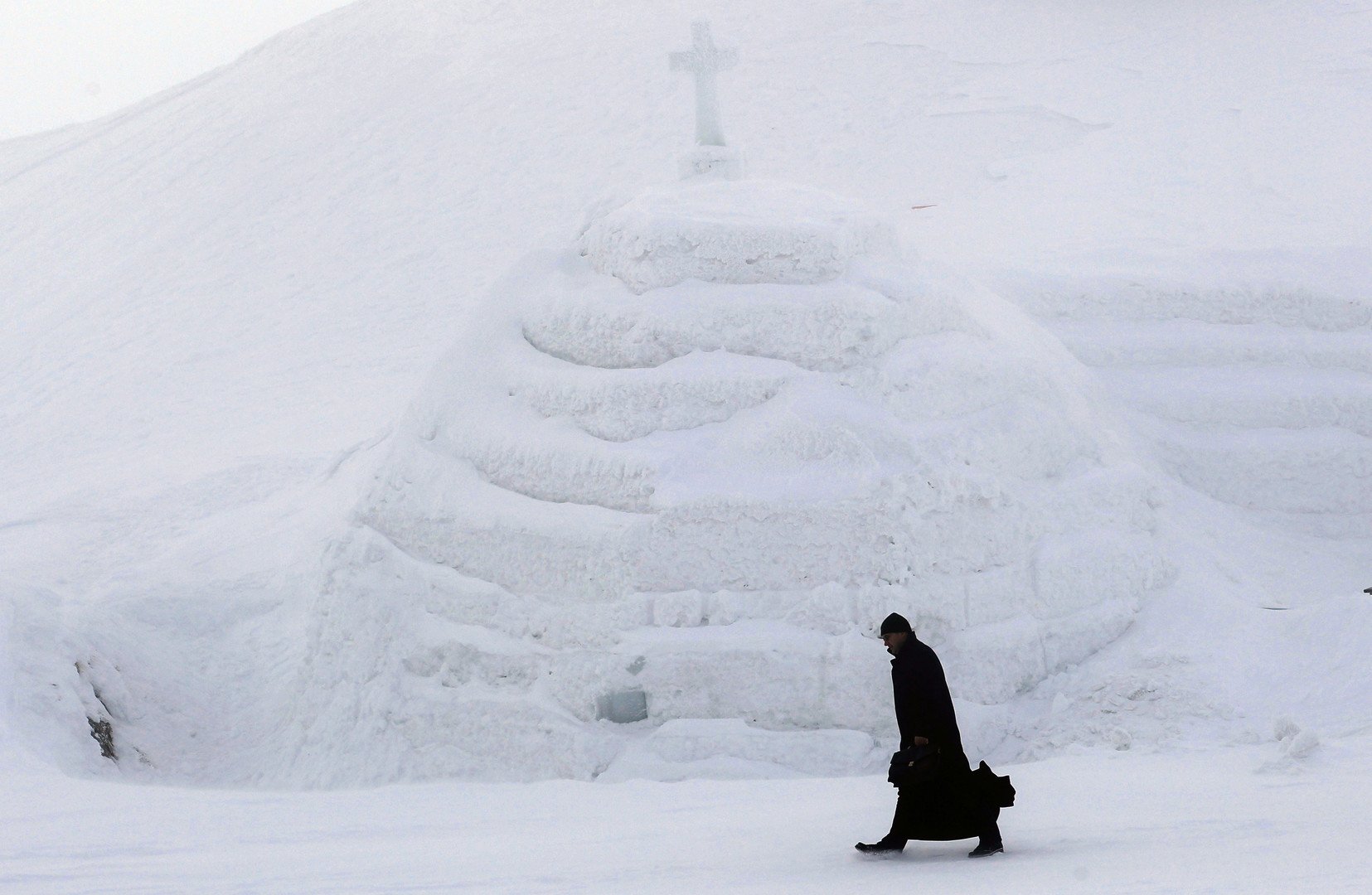  راهب في طريقه لحضور افتتاح كنيسة الجليد على جبال فاراغاس، 29 يناير 2015