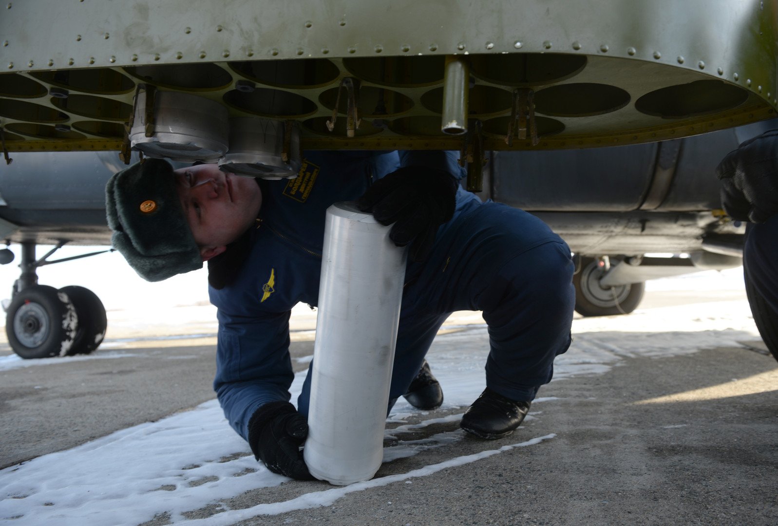 إعداد مروحية مي-8 قبل تنفيذ الطيران التدريبي بمهمة زرع ألغام دخانية في القاعدة الجوية