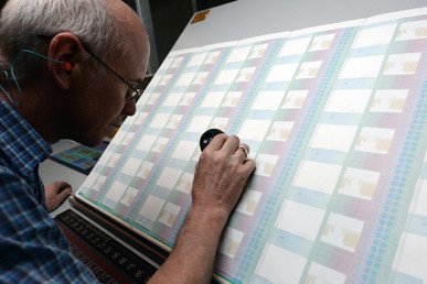 تفحص جميع الأوراق النقدية بعناية فائقة للتأكد من مطابقتها للمعايير