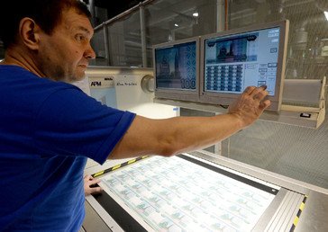 عملية طباعة النقود تتم بواسطة أجهزة عالية الدقة ومتطورة للغاية   