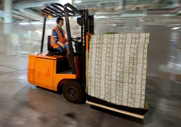 شركات طباعة العملة تنقل الأوراق النقدية المطبوعة من مخازنها إلى البنوك المركزية بشكل سري 