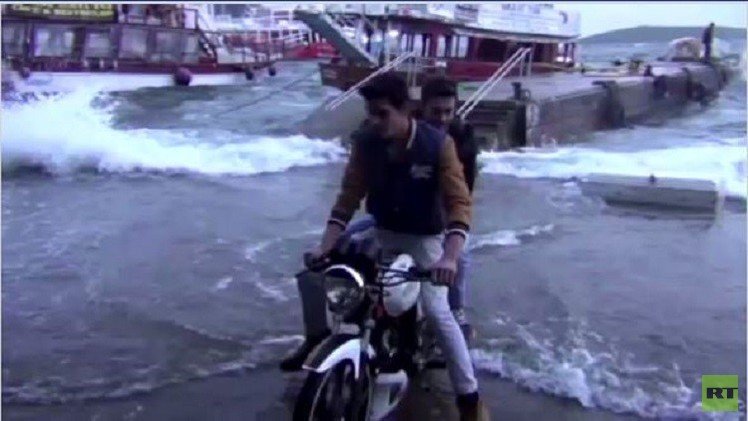 بالفيديو..عاصفة قوية تجتاح الساحل التركي