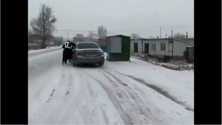 بالفيديو.. شرطي المرور يتشبث بسيارة مخالفة